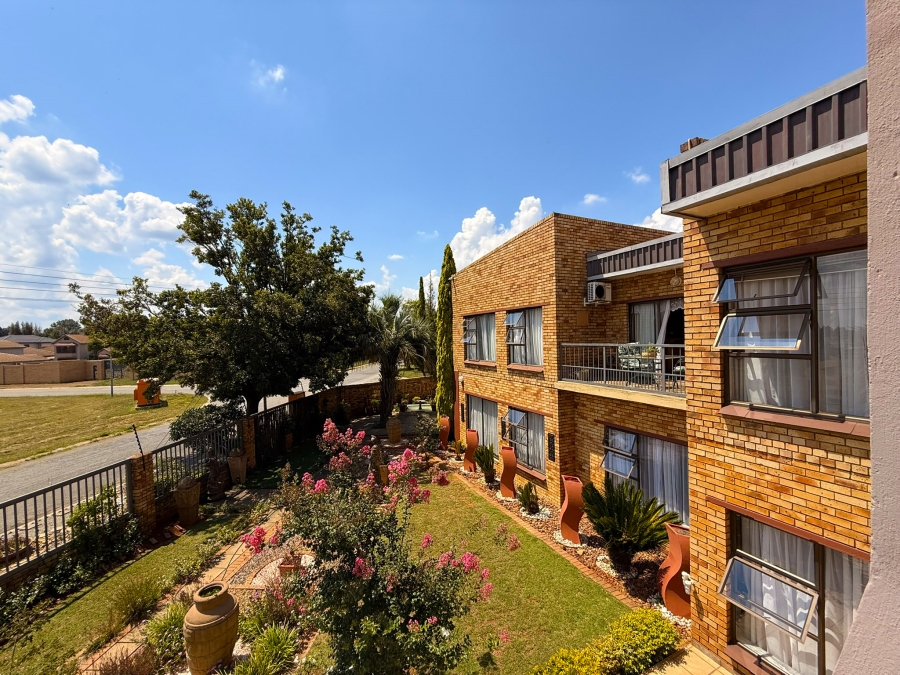 6 Bedroom Property for Sale in Van Der Hoff Park North West